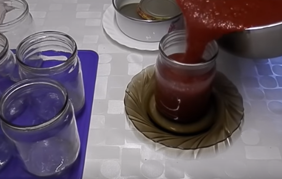 Аджика из слив острая очень просто готовится