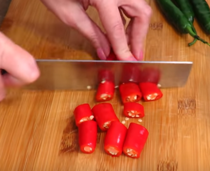 Сырая аджика очень быстро готовится