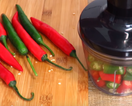Сырая аджика очень быстро готовится