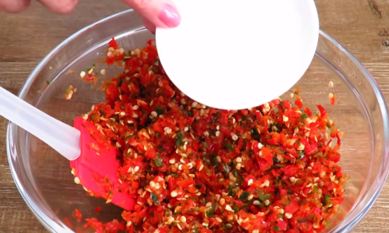 Сырая аджика очень быстро готовится