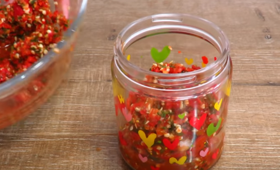 Сырая аджика очень быстро готовится