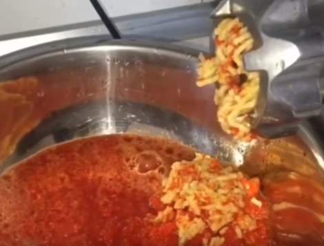 Рецепт аджики на зиму без варки легко воплотить в жизнь 