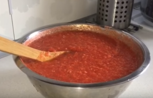 Рецепт аджики на зиму без варки легко воплотить в жизнь 