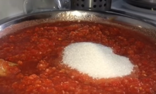 Рецепт аджики на зиму без варки легко воплотить в жизнь 