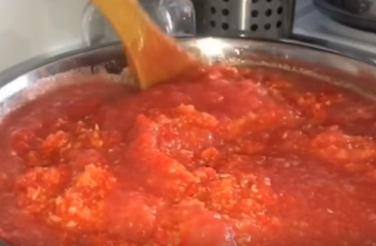 Рецепт аджики острой без варки легко воплотить в жизнь