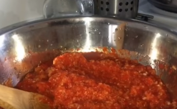 Рецепт аджики на зиму без варки легко воплотить в жизнь 