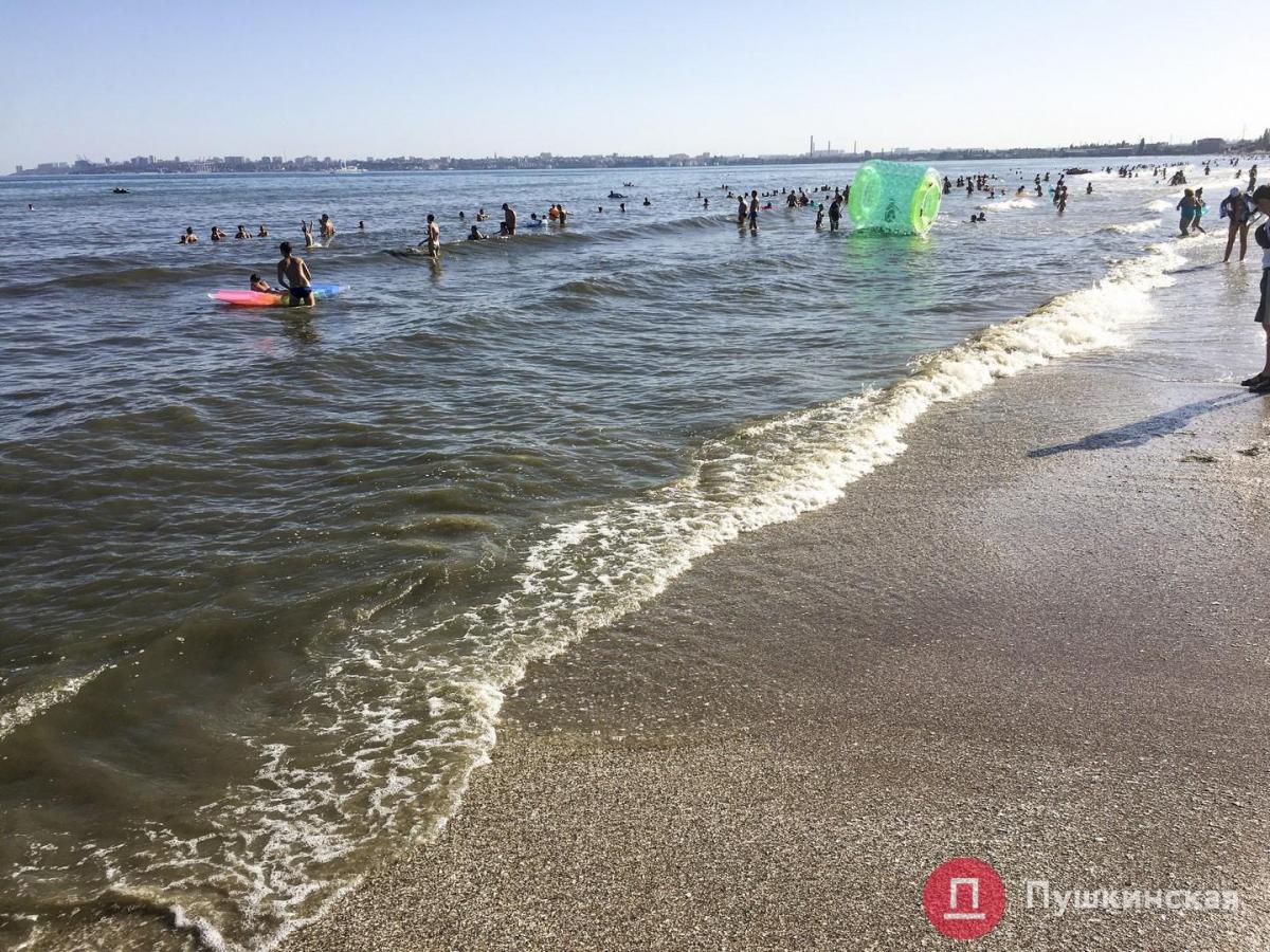 В Одессе море стало черным