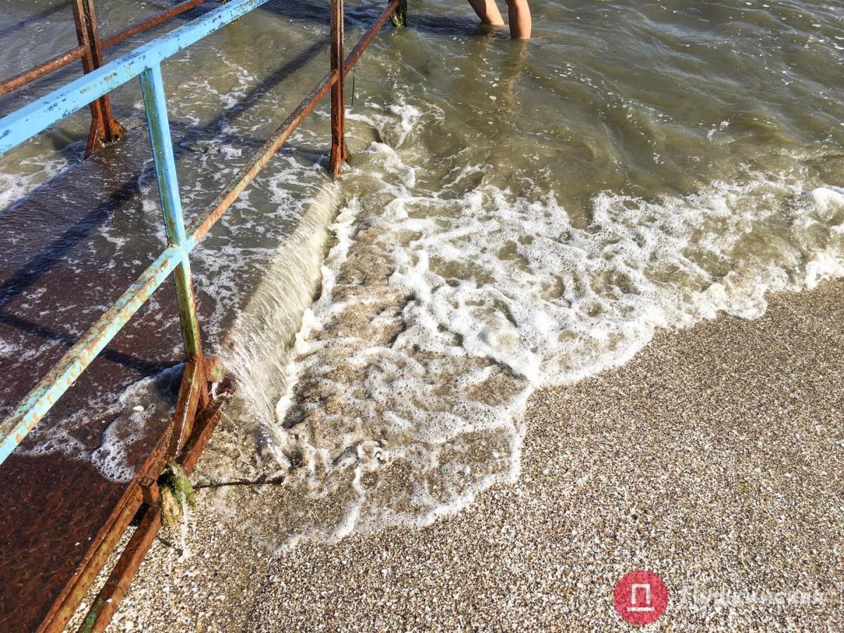 В Одессе море стало черным