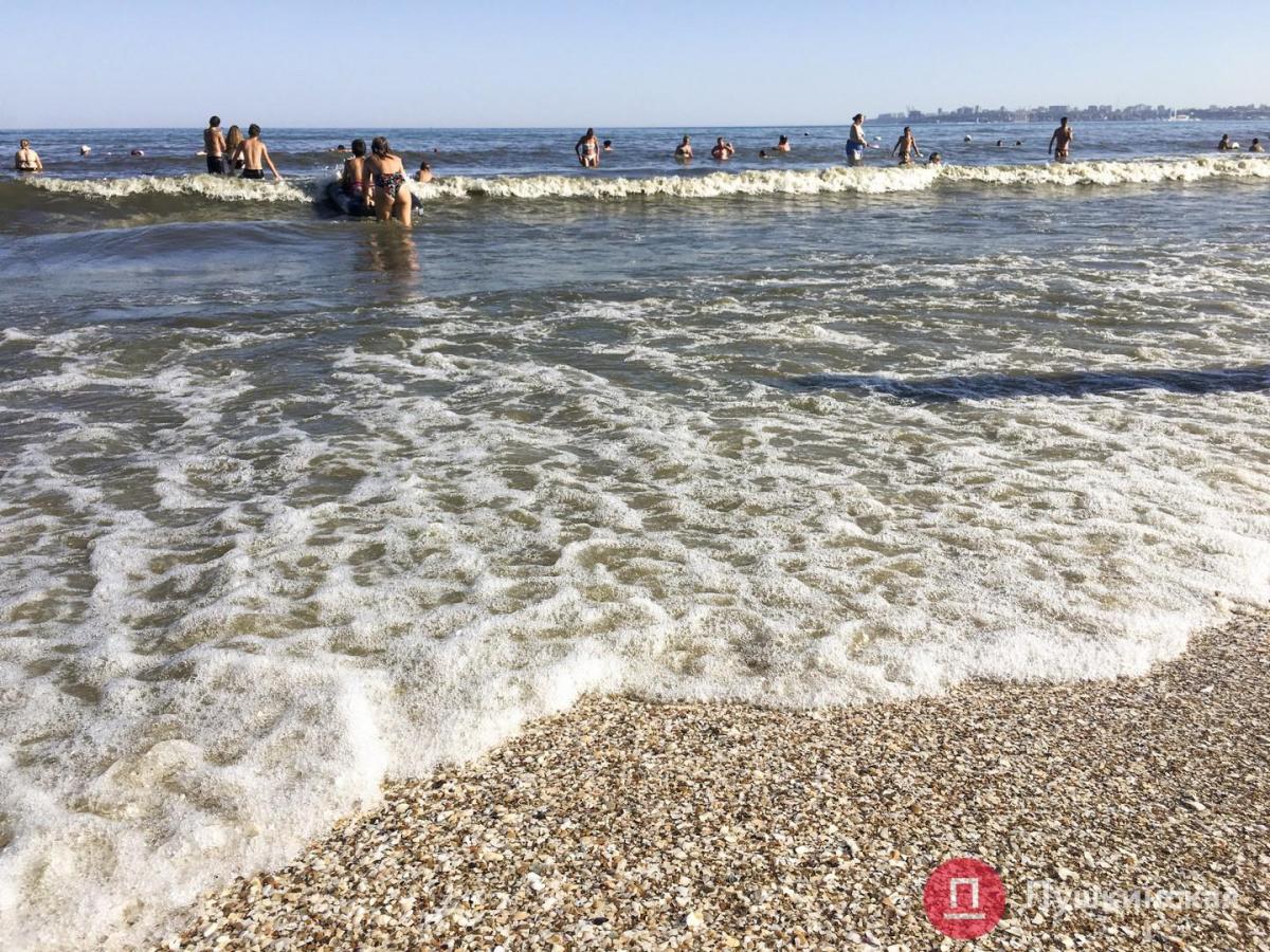 В Одессе море стало черным