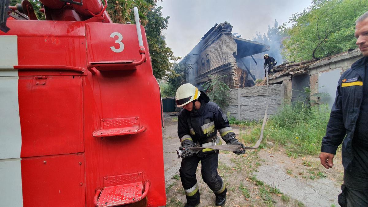 Крыша упала на пожарных в Днепре