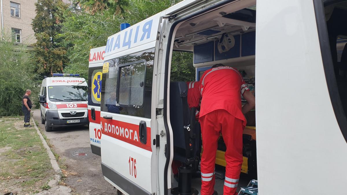 Крыша упала на пожарных в Днепре