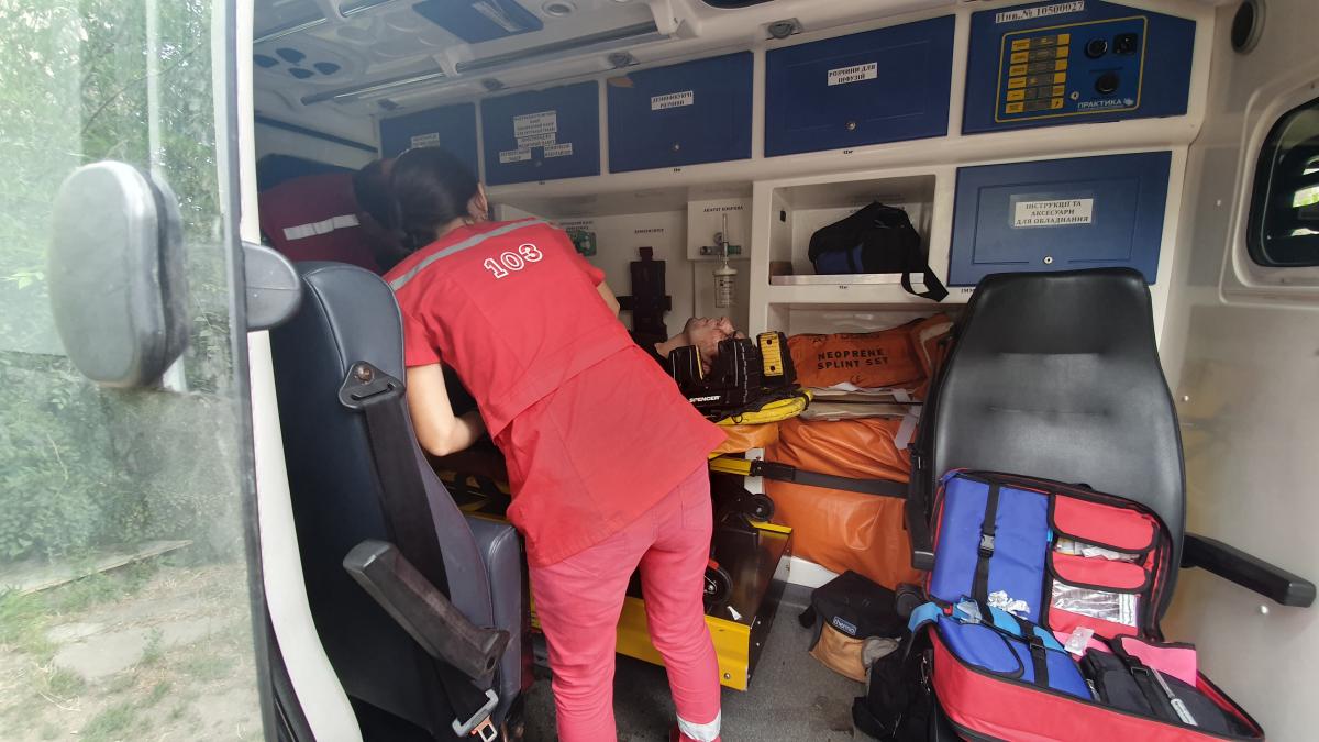 Крыша упала на пожарных в Днепре