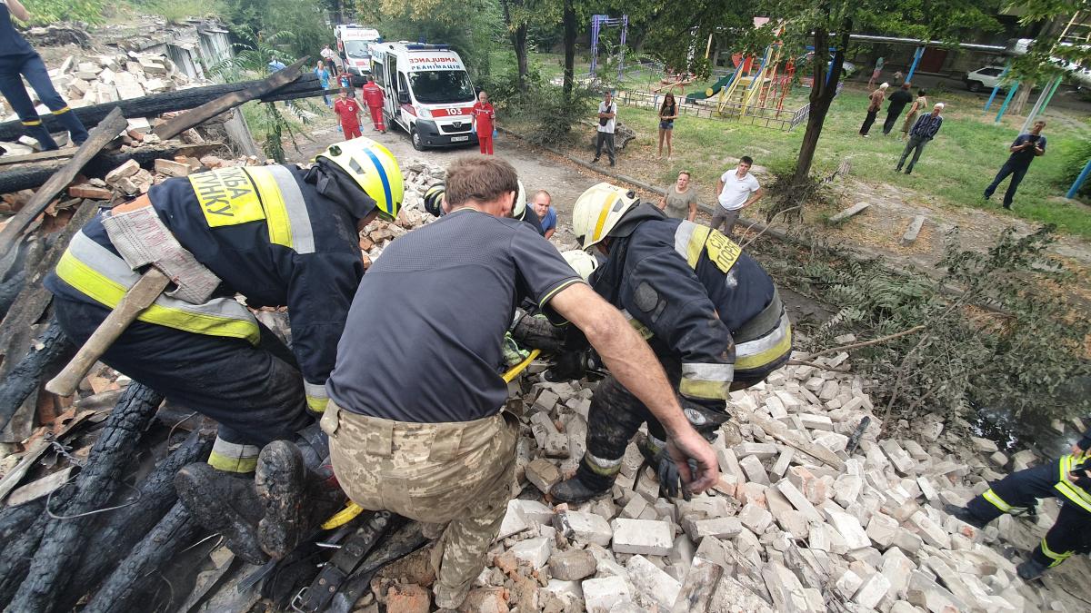Крыша упала на пожарных в Днепре
