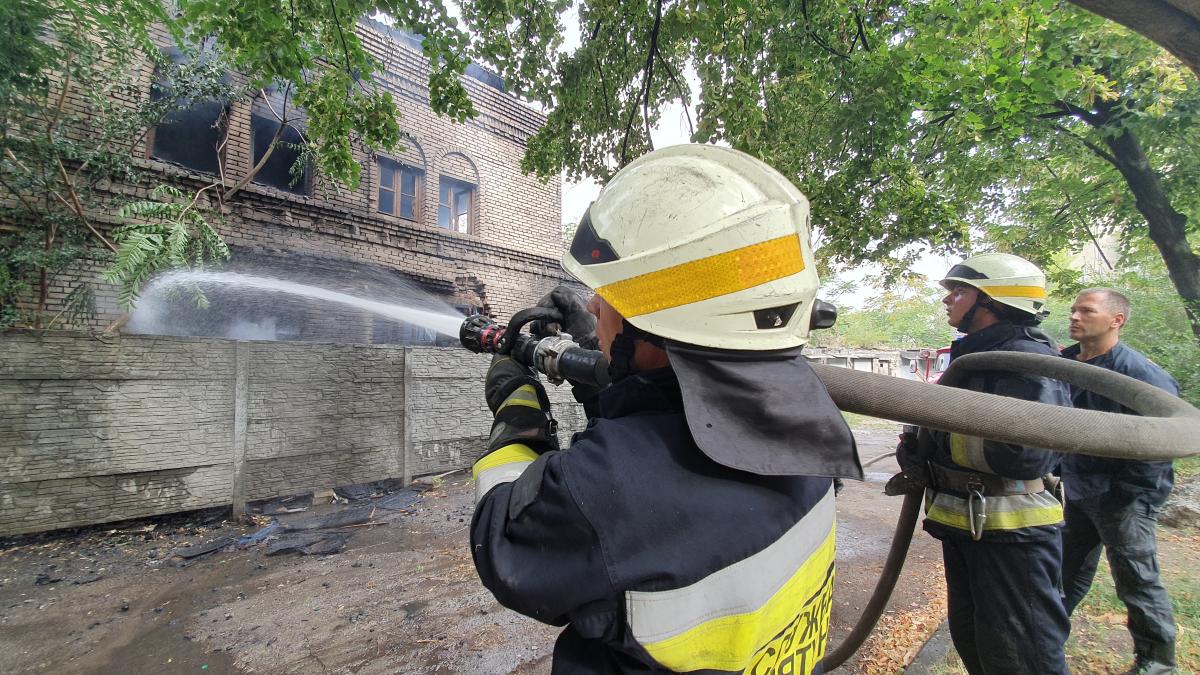 Крыша упала на пожарных в Днепре