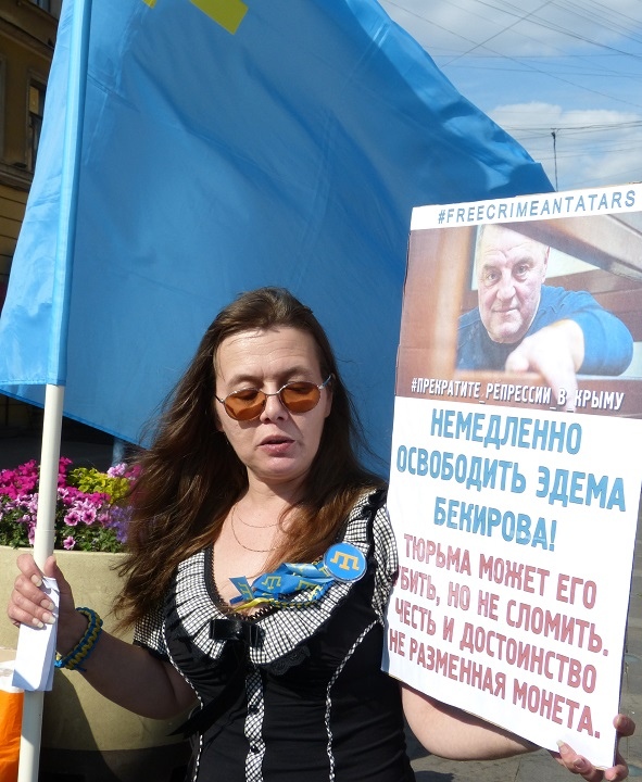 В Питере прошли одиночные пикеты в поддержку крымских татар и за деоккупацию Крыма