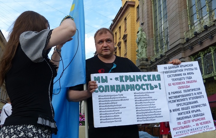 В Питере прошли одиночные пикеты в поддержку крымских татар и за деоккупацию Крыма