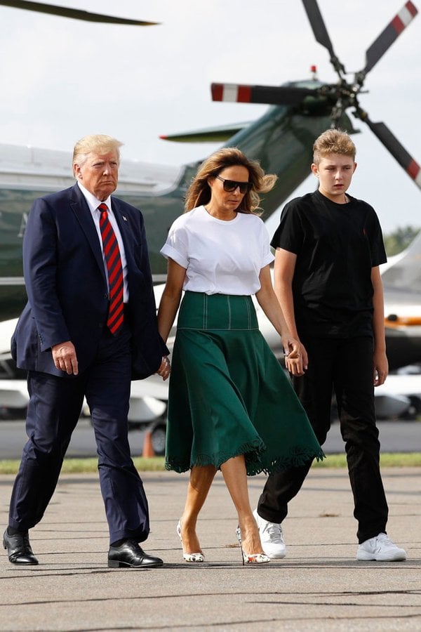 Мелания Трамп выгуляла изумрудную юбку Мелания Трамп выгуляла изумрудную юбку