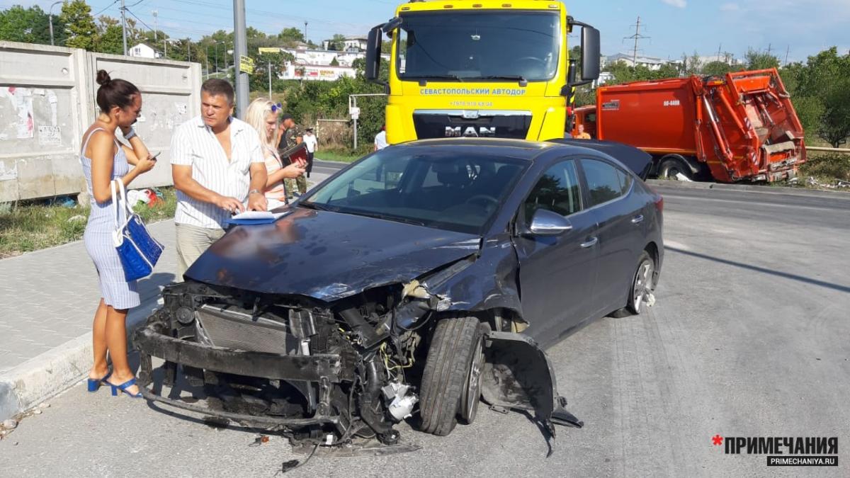 ДТП в Севастополе: мусоровоз проторанил 15 легковушек