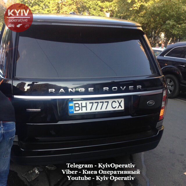 В Киеве Range Rover после столкновения с Tesla бросило на пешеходов В Киеве Range Rover после столкновения с Tesla бросило на пешеходов