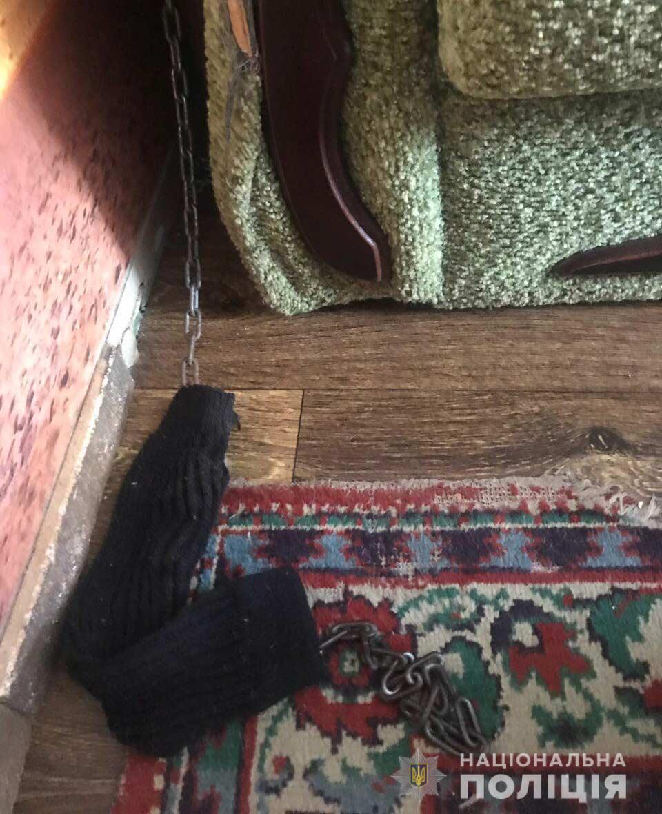Опекунша обернула вокруг шеи мальчика носок, и посадила его на цепь / dp.npu.gov.ua Опекунша обернула вокруг шеи мальчика носок, и посадила его на цепь / dp.npu.gov.ua