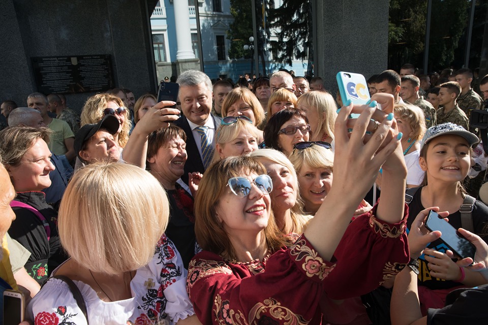 Порошенко проигнорировал марш Зеленского Порошенко проигнорировал марш Зеленского