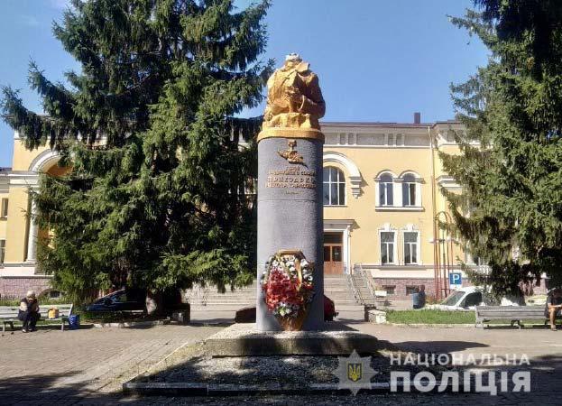 В Здолбунове повредили памятник герою СССР Николаю Приходько / rv.npu.gov.ua В Здолбунове повредили памятник герою СССР Николаю Приходько / rv.npu.gov.ua
