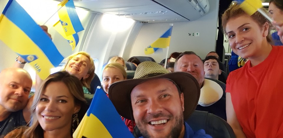Стюардесса в небе шокировала акапельным исполнением гимна Украины
