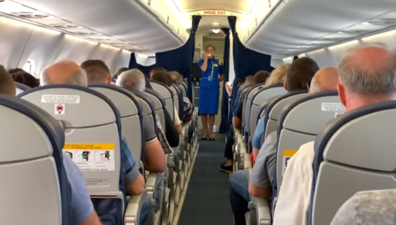 Стюардесса порадовала пассажиров в небесах мощным исполнением гимна Украины: видео