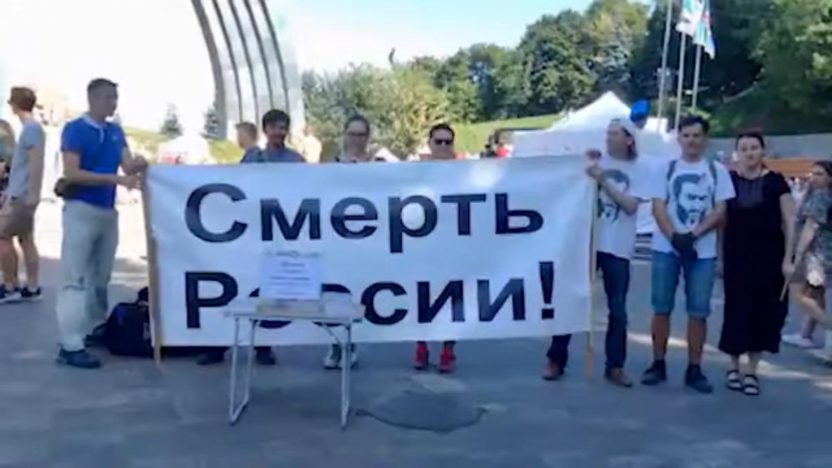 Неадекват напал на активистов в Киеве Неадекват напал на активистов в Киеве