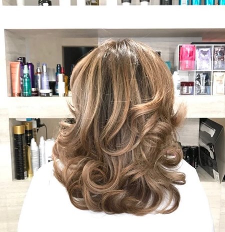 Каскад – идеальная стрижка на средние волосы 