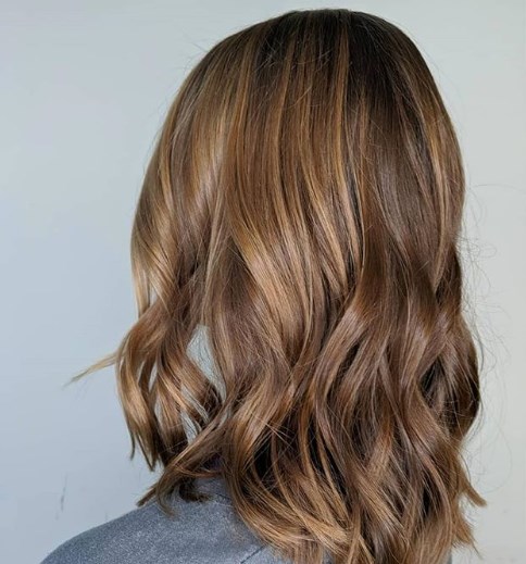 Каскад – идеальная стрижка на средние волосы 