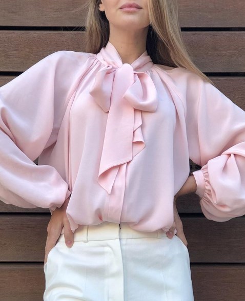 В моду вернулась блуза из 70-х 