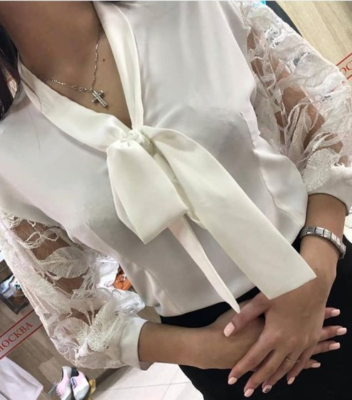 В моду вернулась блуза из 70-х 