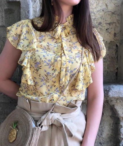 В моду вернулась блуза из 70-х 