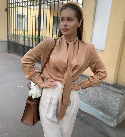 В моду вернулась блуза из 70-х 