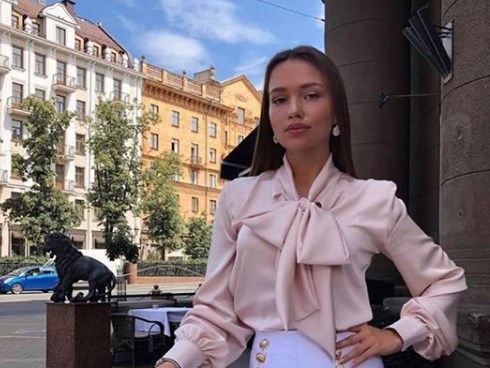 В моду вернулась блуза из 70-х 