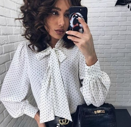 В моду вернулась блуза из 70-х 