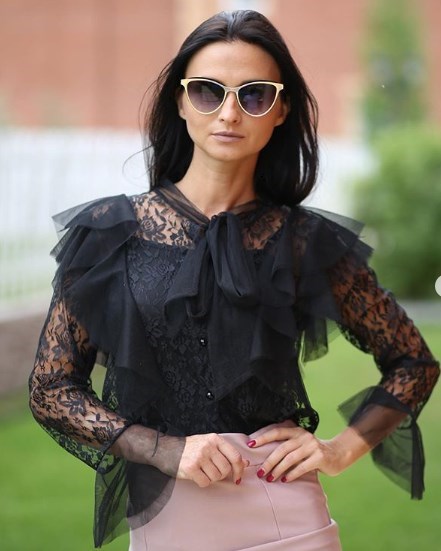 В моду вернулась блуза из 70-х 