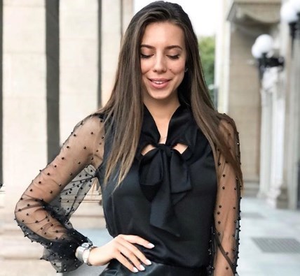 В моду вернулась блуза из 70-х 