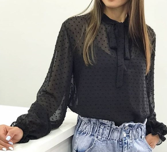 В моду вернулась блуза из 70-х 