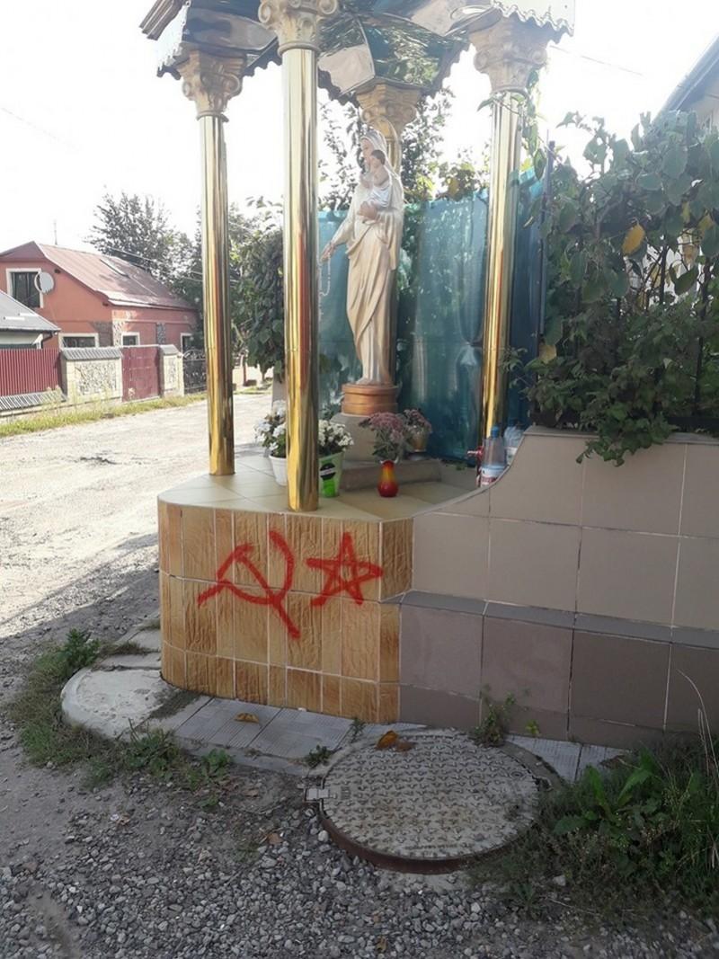 Вандал разрисовал памятник Божьей Матери / facebook/ato.vynnyky Вандал разрисовал памятник Божьей Матери / facebook/ato.vynnyky