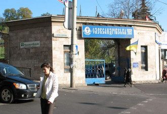 Киевляне просят Зеленского спасти от застройки Александровскую больницу