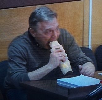 Грымчак в зале суда съел шаурму Грымчак в зале суда съел шаурму