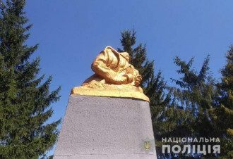 В Здолбунове повредили памятник герою СССР Николаю Приходько / rv.npu.gov.ua В Здолбунове повредили памятник герою СССР Николаю Приходько / rv.npu.gov.ua