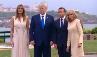 Трамп и Макрон с женами на саммите Большой семерки / скриншот