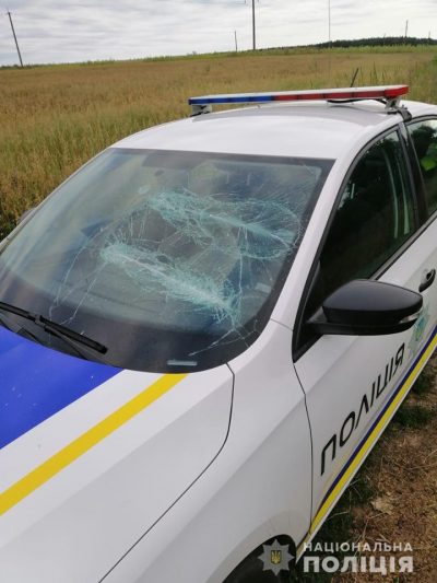 Забрызгали газом и разбили патрульное авто: под Киевом - очередное нападение на копов