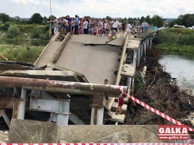 На Прикарпатье Зеленского с овациями попросили отстроить мост