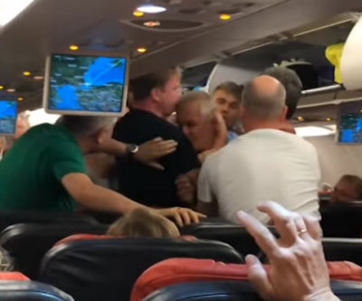 На борту самолета между россиянами вспыхнула драка: эпичное видео