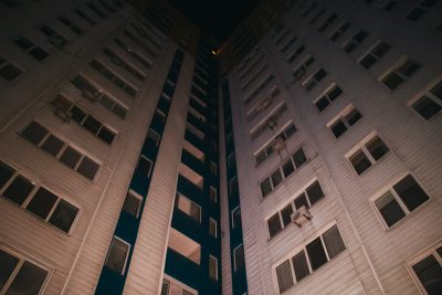 В Киеве девушка выпала из окна многоэтажки и погибла