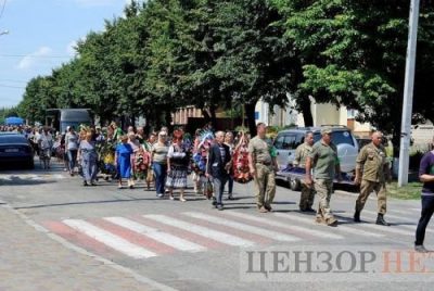 На похоронах погибшего бойца мэр оконфузился / Фото: Цензор.нет На похоронах погибшего бойца мэр оконфузился / Фото: Цензор.нет